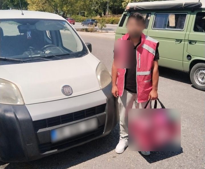 Ekipmanlı araçlı kurye örnek fotoğrafı