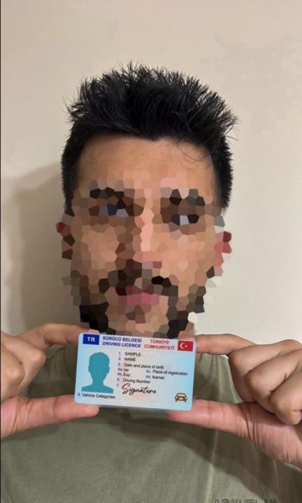 Ehliyeti çene altında tutarak çekilmiş örnek fotoğraf
