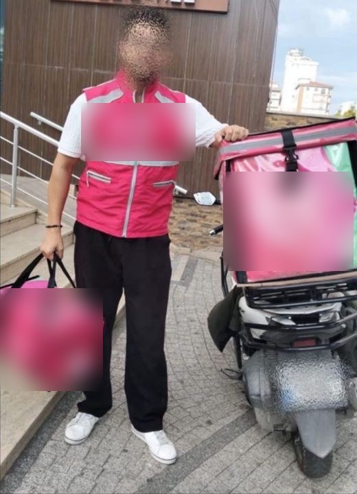 Ekipmanlı motorlu kurye örnek fotoğrafı